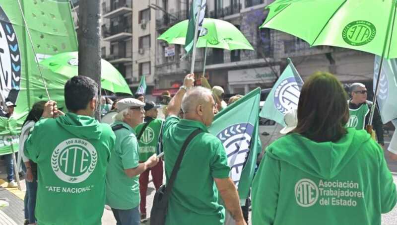 La protesta pone en el centro la situación de los jubilados que enfrentan dificultades para acceder a medicamentos esenciales.