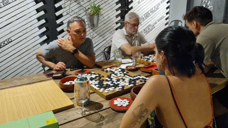 El milenario juego Go vive su auge en Posadas y prepara el Primer Abierto Internacional 9 juego Go Posadas 2 - 8