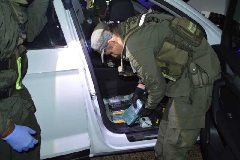 Incautan más de 88 kilos de cocaína ocultos en una camioneta 2 kilos