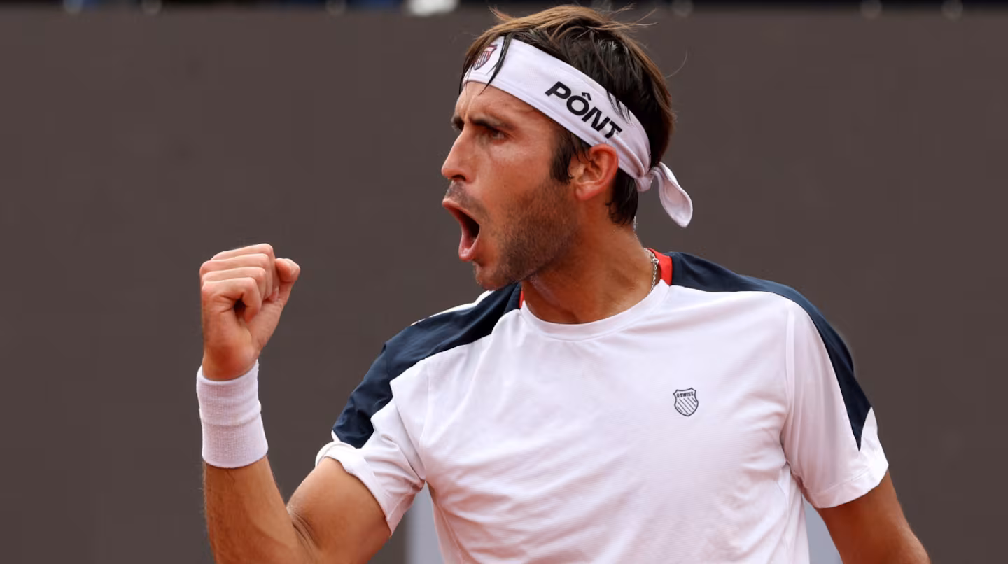 Cerúndolo y Etcheverry van por los cuartos en Miami y sostienen la ilusión argentina 3 Francisco Cerúndolo y Tomás Etcheverry disputan los octavos de final del Masters 1000 de Miami con la ilusión de seguir avanzando.