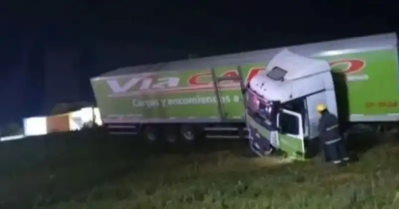 Choque fatal en la Ruta 5: murió un médico y un camionero misionero salió ileso 3 Fatal colisión en Chivilcoy: un médico murió y el camionero no sufrió heridas