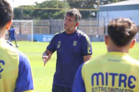 Mitre anunció la salida de cuatro futbolistas y reestructura su plantel Bartolomé Mitre anunció la salida de cuatro futbolistas como parte de una reestructuración del plantel profesional. La decisión fue tomada por el cuerpo técnico y la dirigencia pensando en los próximos desafíos.