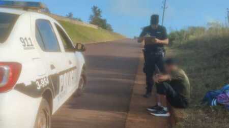 Un mochilero fue detectado dormido en la banquina de la Ruta 105: la rápida intervención policial evitó una posible tragedia La Policía verificó su estado de salud y le brindó recomendaciones de seguridad.