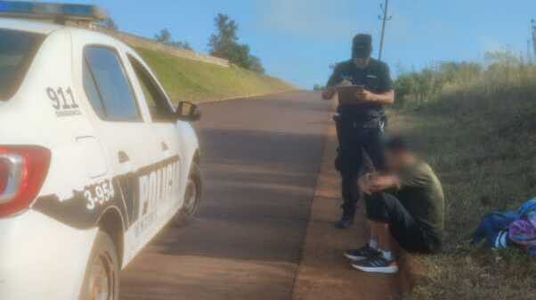 Un mochilero fue detectado dormido en la banquina de la Ruta 105: la rápida intervención policial evitó una posible tragedia La Policía verificó su estado de salud y le brindó recomendaciones de seguridad.