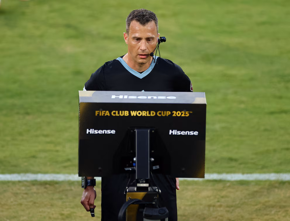 El Mundial 2026 estrenará nuevas reglas: cambios rápidos, más poder para el VAR, pausas obligatorias y sanciones más duras. Conocé todas las modificaciones.