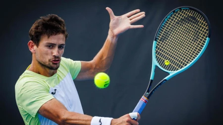 Arranca la ilusión argentina en Miami: Ugo Carabelli y Navone salen a la cancha 4 Ugo Carabelli y Navone debutan en el Masters 1000 de Miami. También habrá otros cinco argentinos en el cuadro principal.