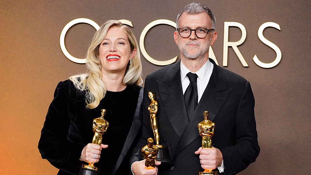 El director Paul Thomas Anderson celebró el triunfo de “Una batalla tras otra”, la gran ganadora de la 98° entrega de los Premios Oscar.