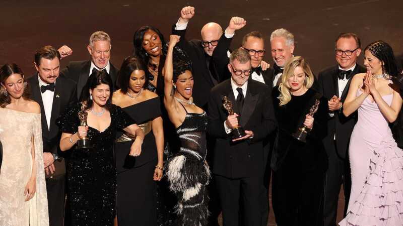 La película “Una batalla tras otra”, dirigida por Paul Thomas Anderson, fue la gran triunfadora de los Premios Oscar 2026 al quedarse con seis estatuillas, incluida la de Mejor Película.