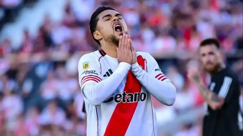 River prepara una profunda limpieza: más de diez jugadores podrían irse tras la final perdida 3 River prepara una fuerte renovación del plantel y más de diez jugadores podrían irse tras la derrota en la final ante Belgrano.