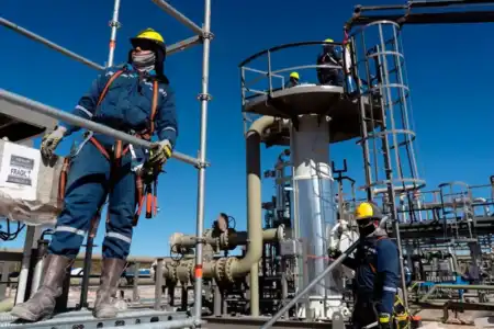 Argentina sube las retenciones al petróleo convencional tras la escalada del precio internacional La tensión en Medio Oriente impulsa el crudo a niveles récord tras nuevas amenazas de Donald Trump contra Irán.
