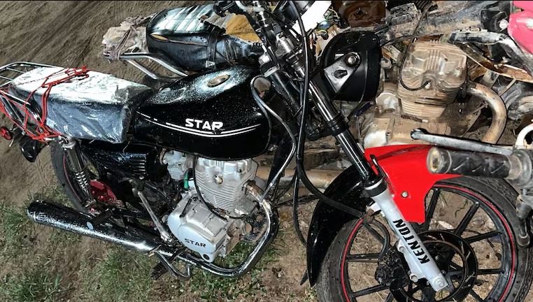 Tragedia en Paraguay: una adolescente murió tras ser arrollada luego de caer de una motocicleta Una adolescente argentina de 17 años murió en Limpio tras caer de una motocicleta y ser arrollada por una camioneta. El conductor de la moto, un menor de 16 años, se dio a la fuga.