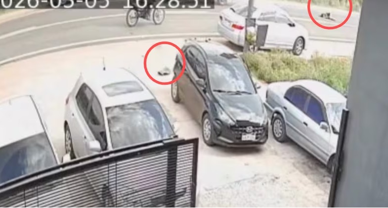 Tragedia en Paraguay: una adolescente murió tras ser arrollada luego de caer de una motocicleta 2 Una adolescente argentina de 17 años murió en Limpio tras caer de una motocicleta y ser arrollada por una camioneta. El conductor de la moto, un menor de 16 años, se dio a la fuga.
