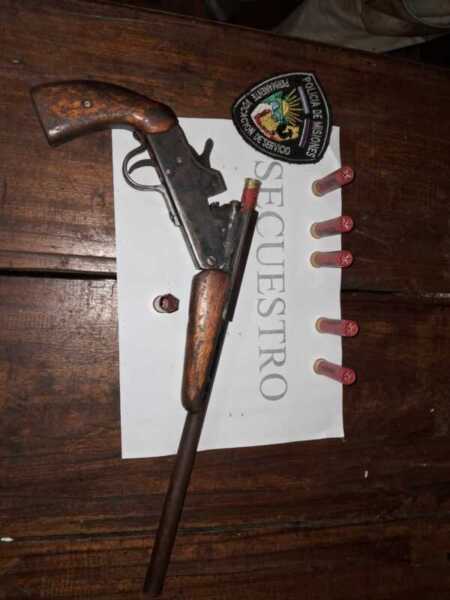 Pozo Azul: amenazó a su pareja y a su hijo con un arma, huyó y fue detenido tras un operativo pozo