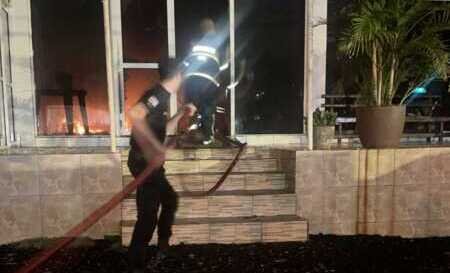 Violentos encapuchados robaron e incendiaron una funeraria en El Soberbio El Soberbio funeraria