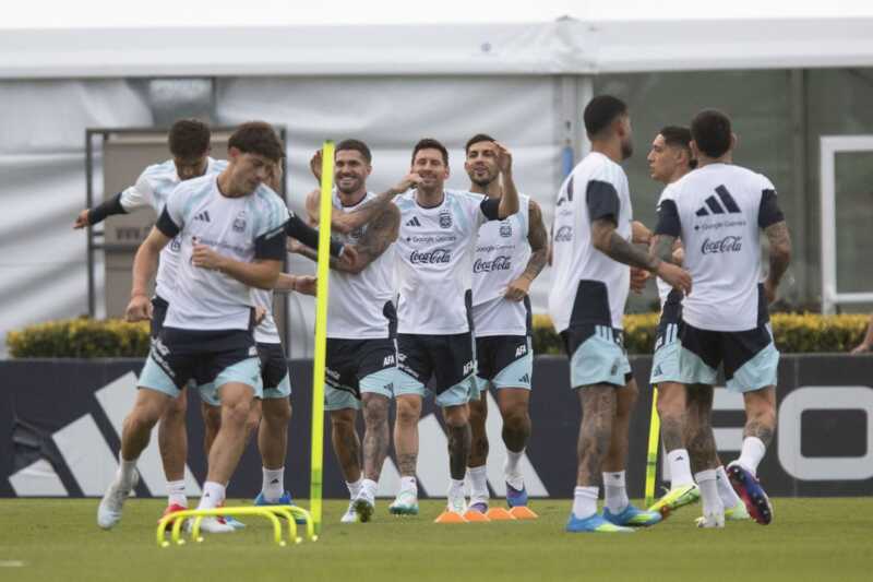 Messi, el gran ausente: el posible 11 de Argentina ante Mauritania 4 Sin Messi desde el arranque, la Selección argentina define su 11 para enfrentar a Mauritania en un amistoso previo al Mundial 2026.