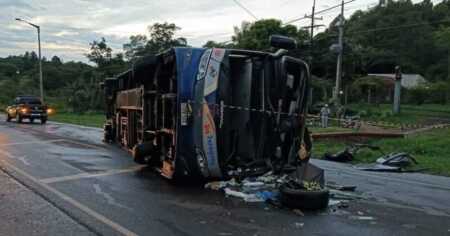 Triple choque con vuelco de colectivos en Encarnación: murió el conductor de una camioneta siniestro encarnacion