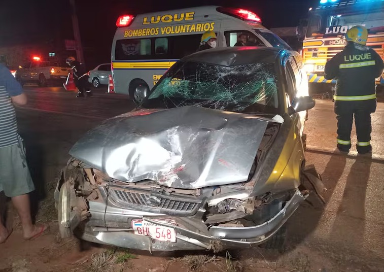 Paraguay: adolescente habría provocado choque al intentar defender a su madre de su padre armado 1 madre