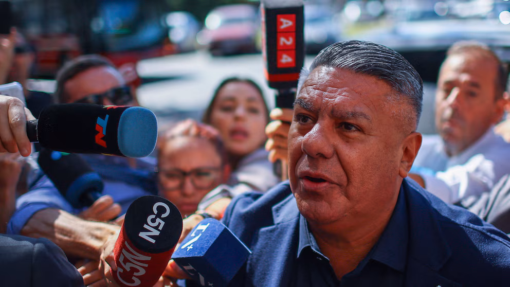 Tapia quiere la Finalissima en el Monumental mientras España propone al Bernabéu como sede 2 Claudio Tapia pidió que la Finalissima se juegue en el Monumental, mientras España propuso al Santiago Bernabéu como sede ante la incertidumbre por Qatar.