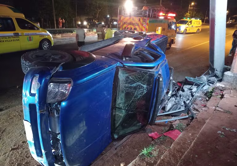 Cuatro menores heridos tras el vuelco de un vehículo en Ñemby: investigan exceso de velocidad y presunto consumo de alcohol El automóvil terminó volcado sobre la calzada en la ciudad de Ñemby tras perder el control mientras circulaba a alta velocidad por el Acceso Sur.