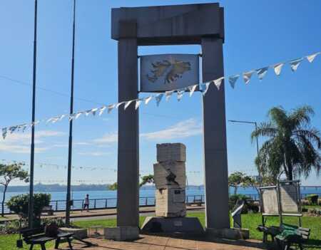 Entre mates y banderas, la Costanera será escenario de un homenaje cargado de emoción.
