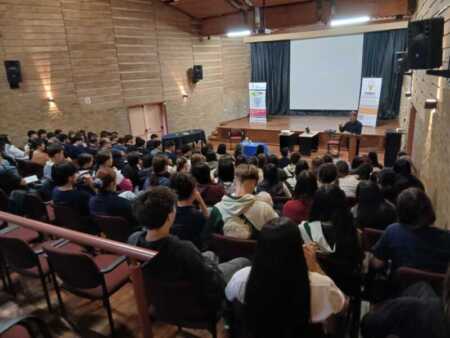 Más de 150 jóvenes y vecinos participaron de la jornada de educación financiera realizada en el auditorio del ITEC de Leandro N. Alem.
