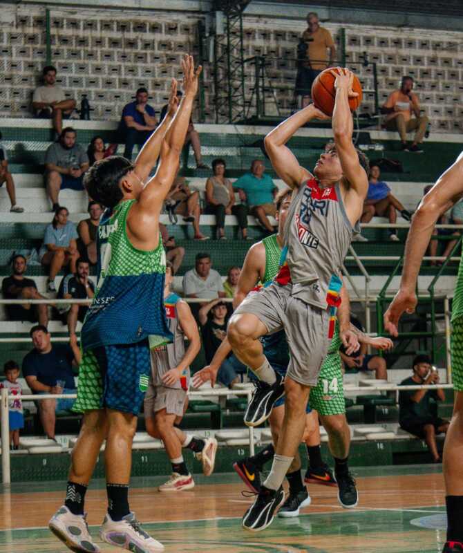 Mitre defiende la cima ante un CAPRI urgido de triunfo 1 CAPRI recibe a Bartolomé Mitre por la Liga Federal con la necesidad de volver al triunfo ante el líder de la Conferencia NEA.