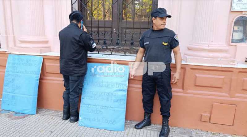 Policías desafectados se encadenan frente a Casa de Gobierno y reclaman su reincorporación policía