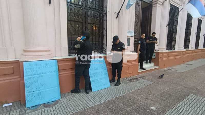 Policías desafectados se encadenan frente a Casa de Gobierno y reclaman su reincorporación 1 policías