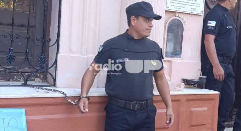 Policías desafectados se encadenan frente a Casa de Gobierno y reclaman su reincorporación 2 policías