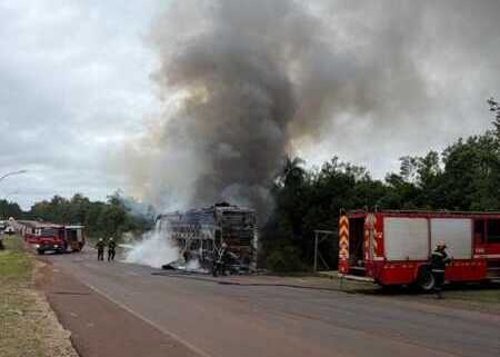 Incendio de colectivo en Mártires: el fuego consumió un ómnibus en la Ruta 103 y no hubo heridos 2 Bomberos de la Policía y Voluntarios trabajaron intensamente para extinguir el fuego en el ómnibus.