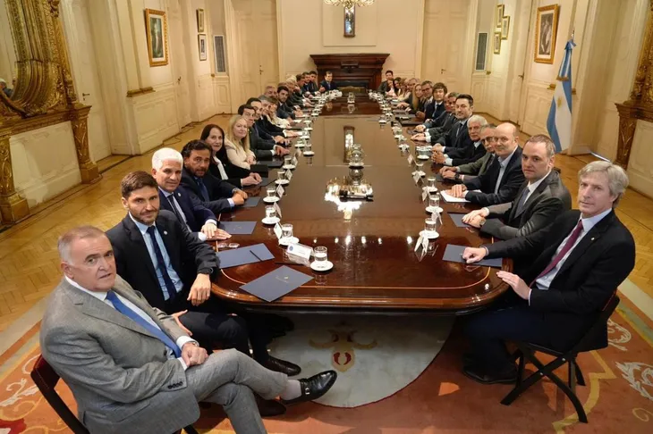 Carlos Fara analizó el vínculo entre Milei y los gobernadores: “Empezaron a ponerse más duros” 3 Fara consideró que Milei conserva una ventaja electoral, aunque advirtió que se explica más por la fragmentación opositora que por el entusiasmo social.