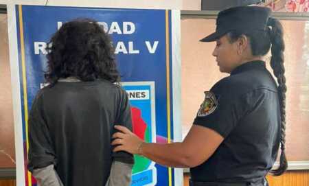 Investigación en curso: peritos resguardan el lugar donde fue encontrado el hombre asesinado en Puerto Iguazú.
