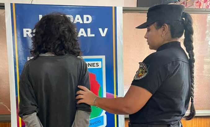 Investigación en curso: peritos resguardan el lugar donde fue encontrado el hombre asesinado en Puerto Iguazú.