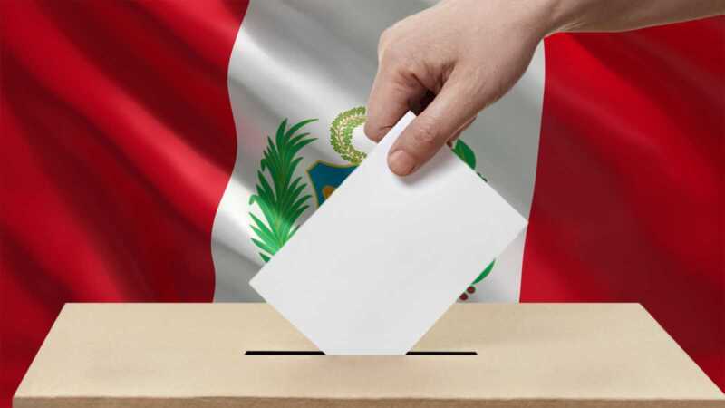 Con un conteo inicial ajustado, el escenario electoral peruano permanece abierto.