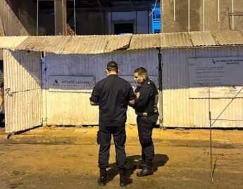 Un panel de vidrio cayó desde una obra vinculada a la Corte Suprema en Asunción y dejó herida a una pareja de adultos mayores. Denuncian falta de seguridad.