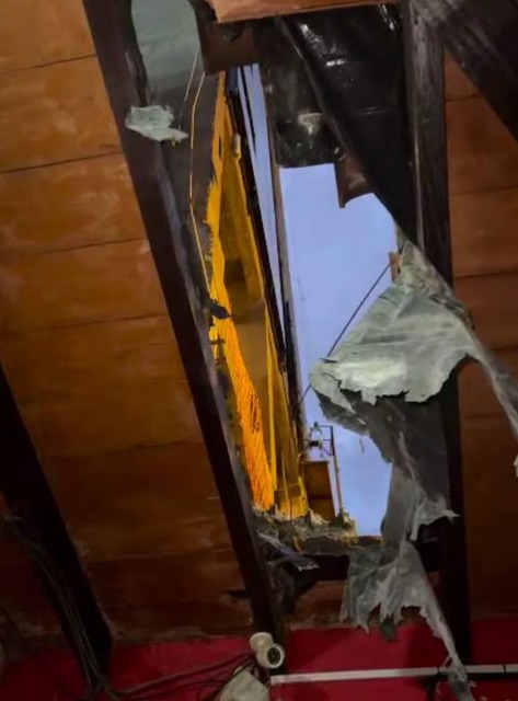 Paraguay: un vidrio cayó desde una obra de la Corte y dejó heridos a dos adultos mayores en Sajonia 2 Un panel de vidrio cayó desde una obra vinculada a la Corte Suprema en Asunción y dejó herida a una pareja de adultos mayores. Denuncian falta de seguridad.