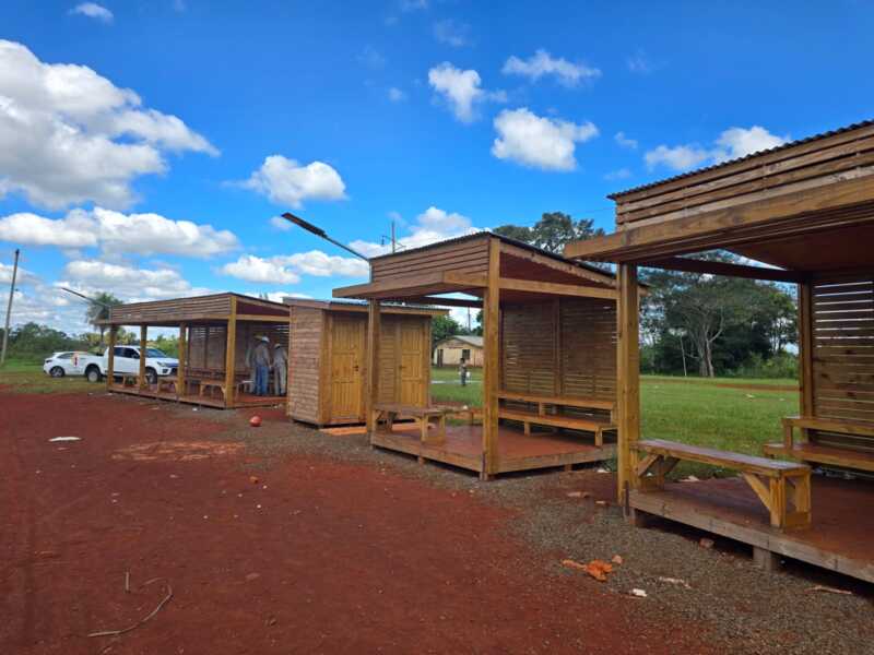Hito en Puerto Libertad: La aldea Mbyá Guaraní Guapo'y estrena paneles solares en sus puestos de artesanías sobre la Ruta 12. Energía limpia para el desarrollo comunitario y turístico.