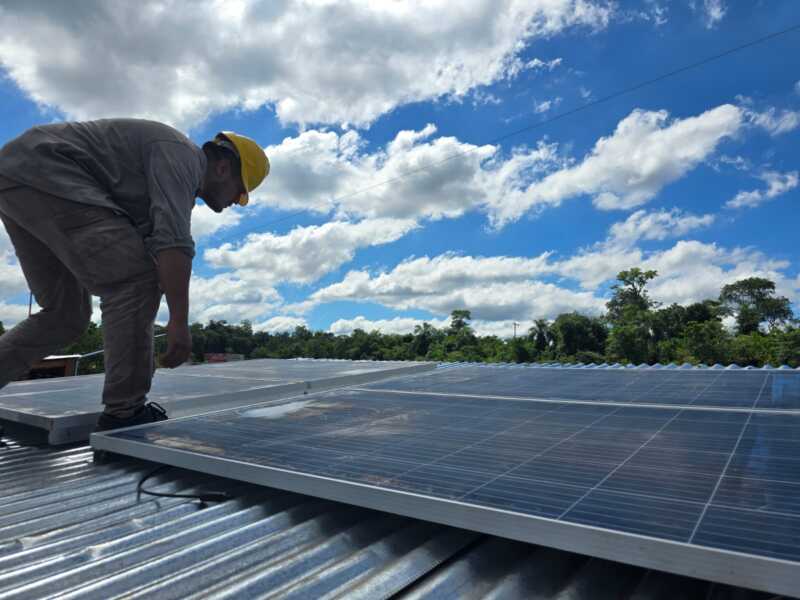 Hito en Puerto Libertad: La aldea Mbyá Guaraní Guapo'y estrena paneles solares en sus puestos de artesanías sobre la Ruta 12. Energía limpia para el desarrollo comunitario y turístico.