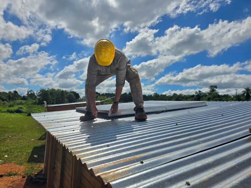 Hito en Puerto Libertad: La aldea Mbyá Guaraní Guapo'y estrena paneles solares en sus puestos de artesanías sobre la Ruta 12. Energía limpia para el desarrollo comunitario y turístico.