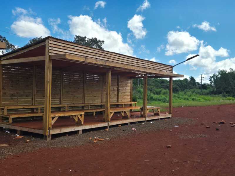 Hito en Puerto Libertad: La aldea Mbyá Guaraní Guapo'y estrena paneles solares en sus puestos de artesanías sobre la Ruta 12. Energía limpia para el desarrollo comunitario y turístico.