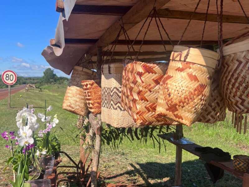 Hito en Puerto Libertad: La aldea Mbyá Guaraní Guapo'y estrena paneles solares en sus puestos de artesanías sobre la Ruta 12. Energía limpia para el desarrollo comunitario y turístico.