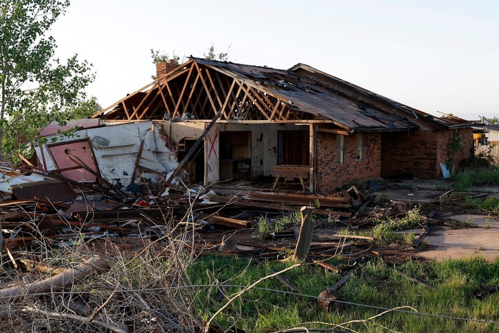 Tornado F4 en Oklahoma: 40 viviendas destruidas y al menos 10 heridos en Enid 1 Tornado