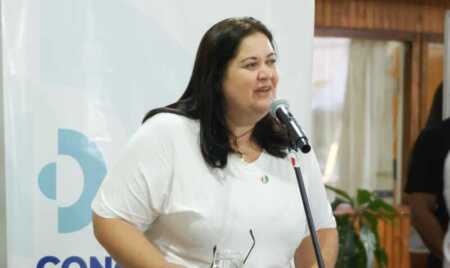 Claudia Urrutia prestó juramento como Defensora del Pueblo de Oberá durante una sesión especial del Concejo Deliberante.
