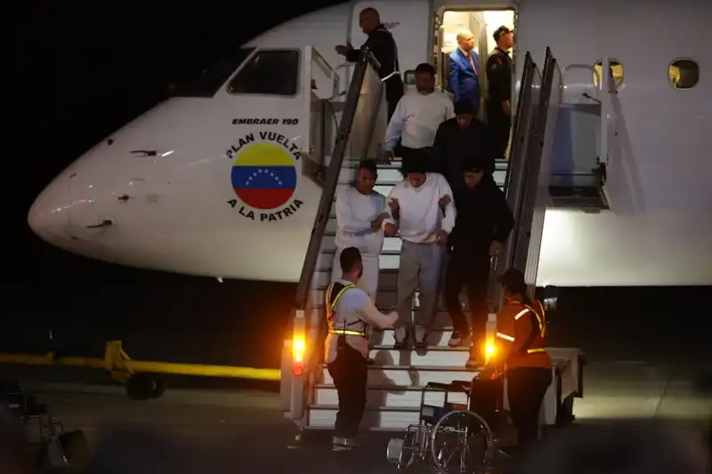 Venezuela recibe a 328 migrantes deportados desde EE.UU Venez