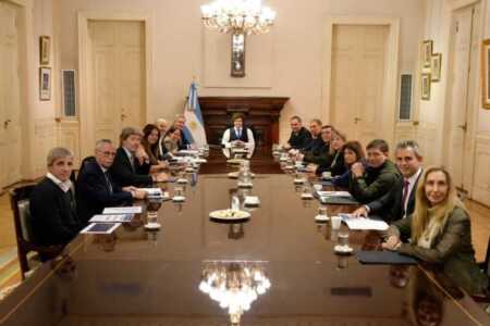 Milei reunió a su Gabinete en medio de tensiones políticas y respaldo a Adorni Milei reunio al gabinete