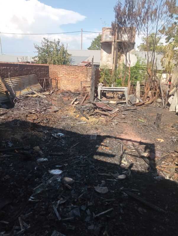 Incendio en Garupá: pérdidas totales en una vivienda y carpintería 3 Garupá: un incendio inició en un taller y terminó destruyendo una casa