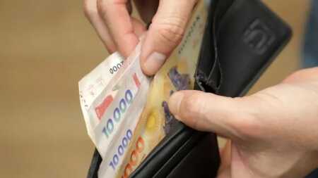 El efectivo, ¿en desuso?: los billetes en circulación se redujeron casi un 50% en Argentina Efectivo en billetes