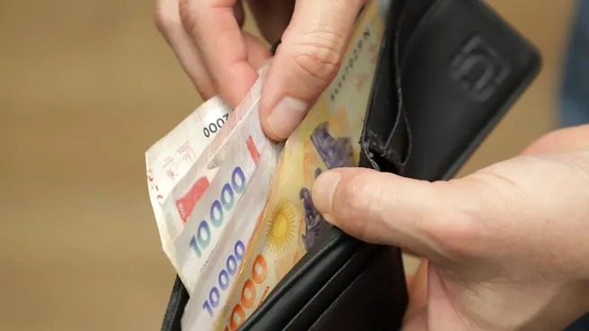 El efectivo, ¿en desuso?: los billetes en circulación se redujeron casi un 50% en Argentina Efectivo en billetes