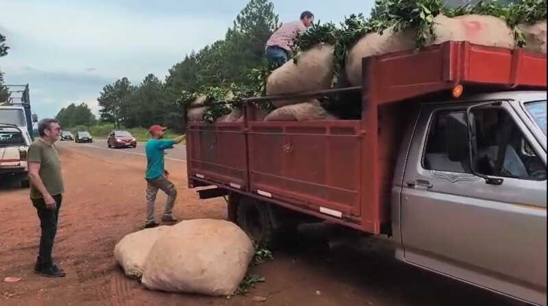 Productores y tareferos cortan rutas en Misiones y exigen respuestas por la crisis yerbatera 6 WhatsApp Image 2026 04 20 at 20.03.42 3 - 5