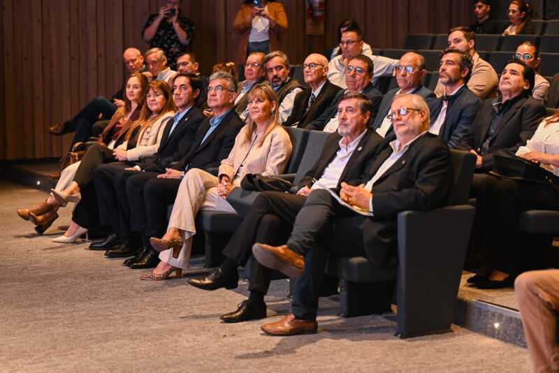 Valdés impulsa mega inversión foresto-industrial en Corrientes 6 Corrientes avanza con inversión histórica de USD 2.000 millones en industria forestal